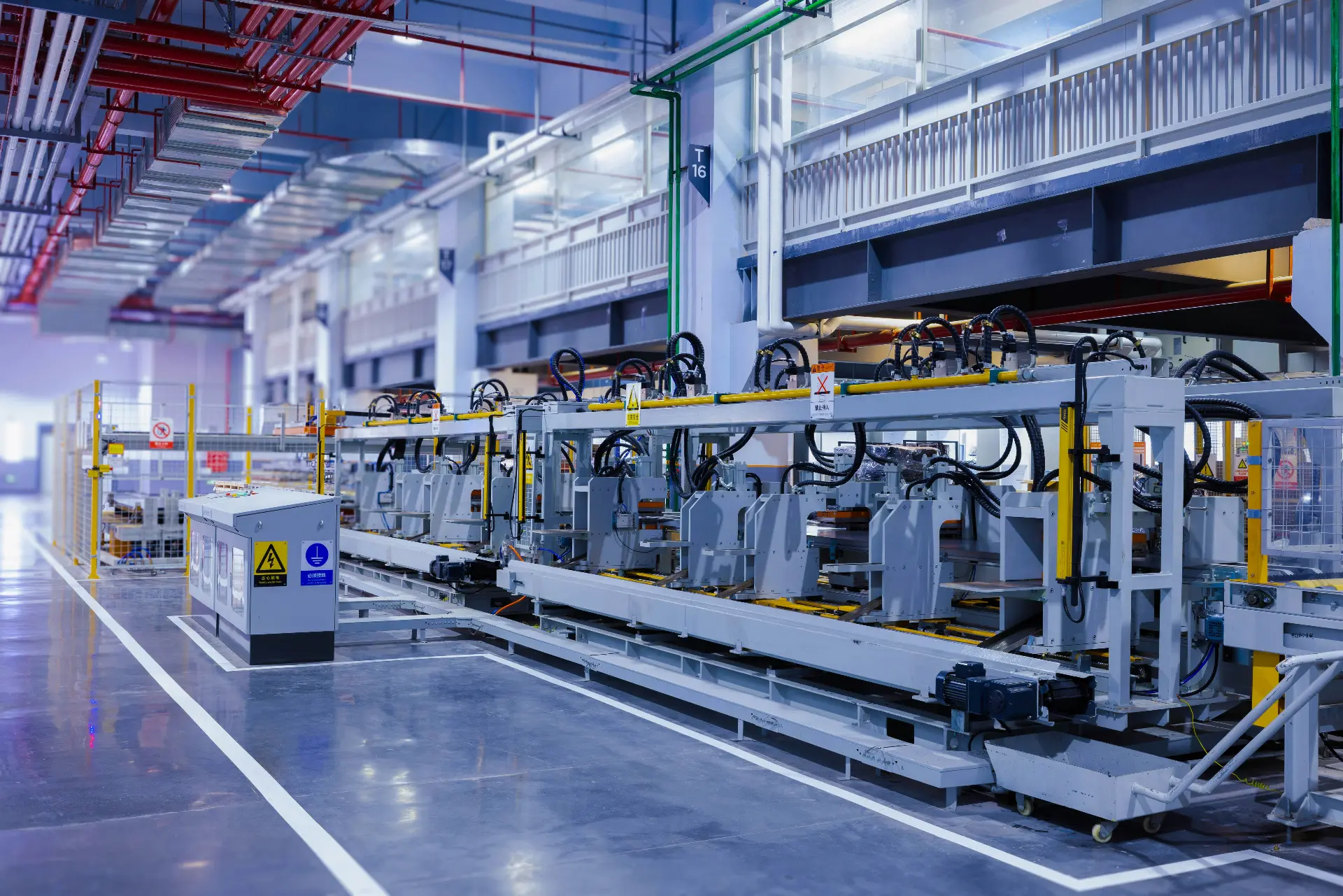 Línea de ensamblaje automatizada dentro de una fábrica en China